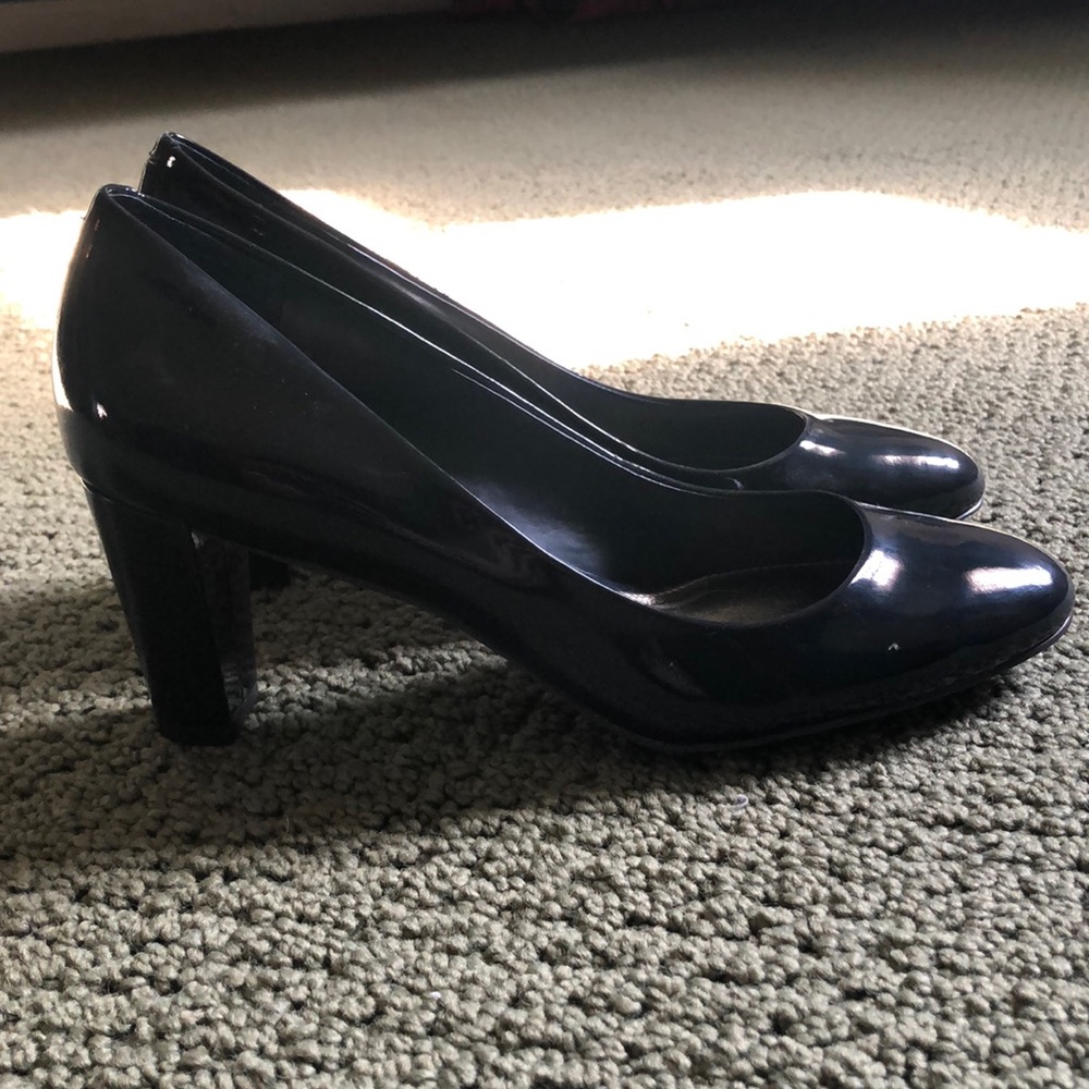NWOT Lauren Ralph Lauren Navy Heels
